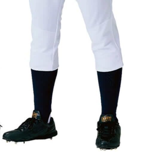 高校野球やメジャーリーグで見られるユニフォームパンツの裾を上げてストッキングを見せるオールドスタイルです。
